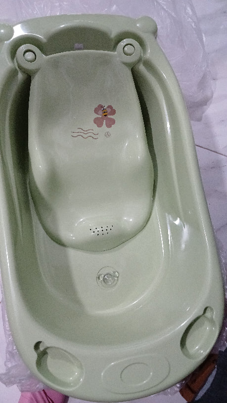 Bathtub with removable sling